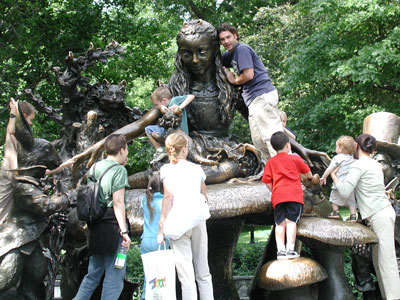 ny06_07markwstatue.jpg